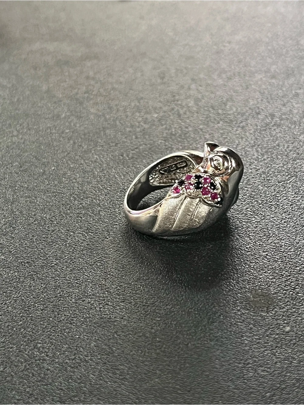 Sterling Silver Ring with 2 birds snuggling. Colored accent stones. Sz.7. Cute!